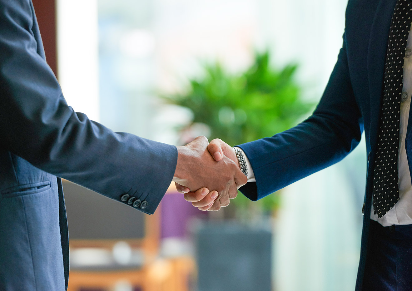 Imagem ilustrativa apertando as mãos